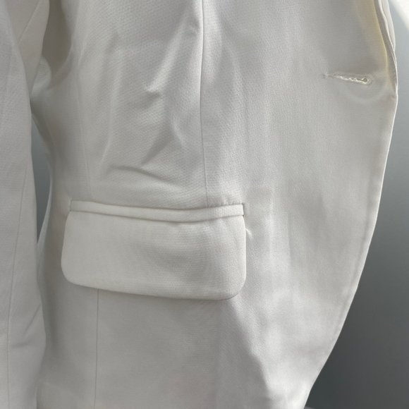 A Beautiful Like New White Blazer size Small - Picture 4 of 4
